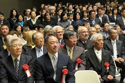 演奏を見守る会場の様子