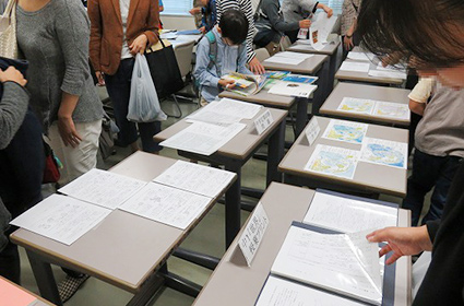 創立100周年記念館（小教室、図書館）で授業プリントや校内出版物を展示。