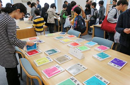 創立100周年記念館（小教室、図書館）で授業プリントや校内出版物を展示。