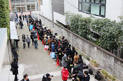 応援を受けながら入試会場へ。