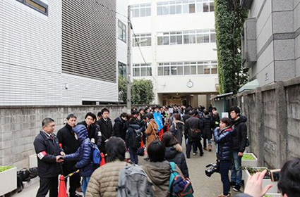 応援を受けながら入試会場へ。