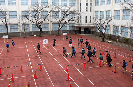中庭を経由して教室へ