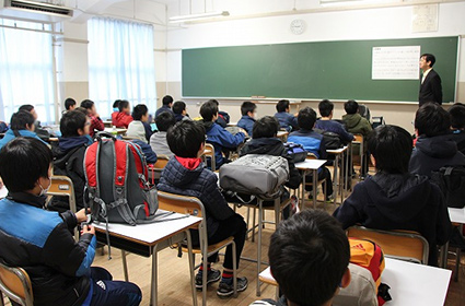 教室内の様子（試験後、帰る用意をしています）