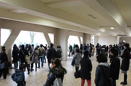 中庭を通る受験生を保護者が確認して合流します。