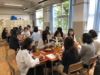 中学２年７組懇親会の様子