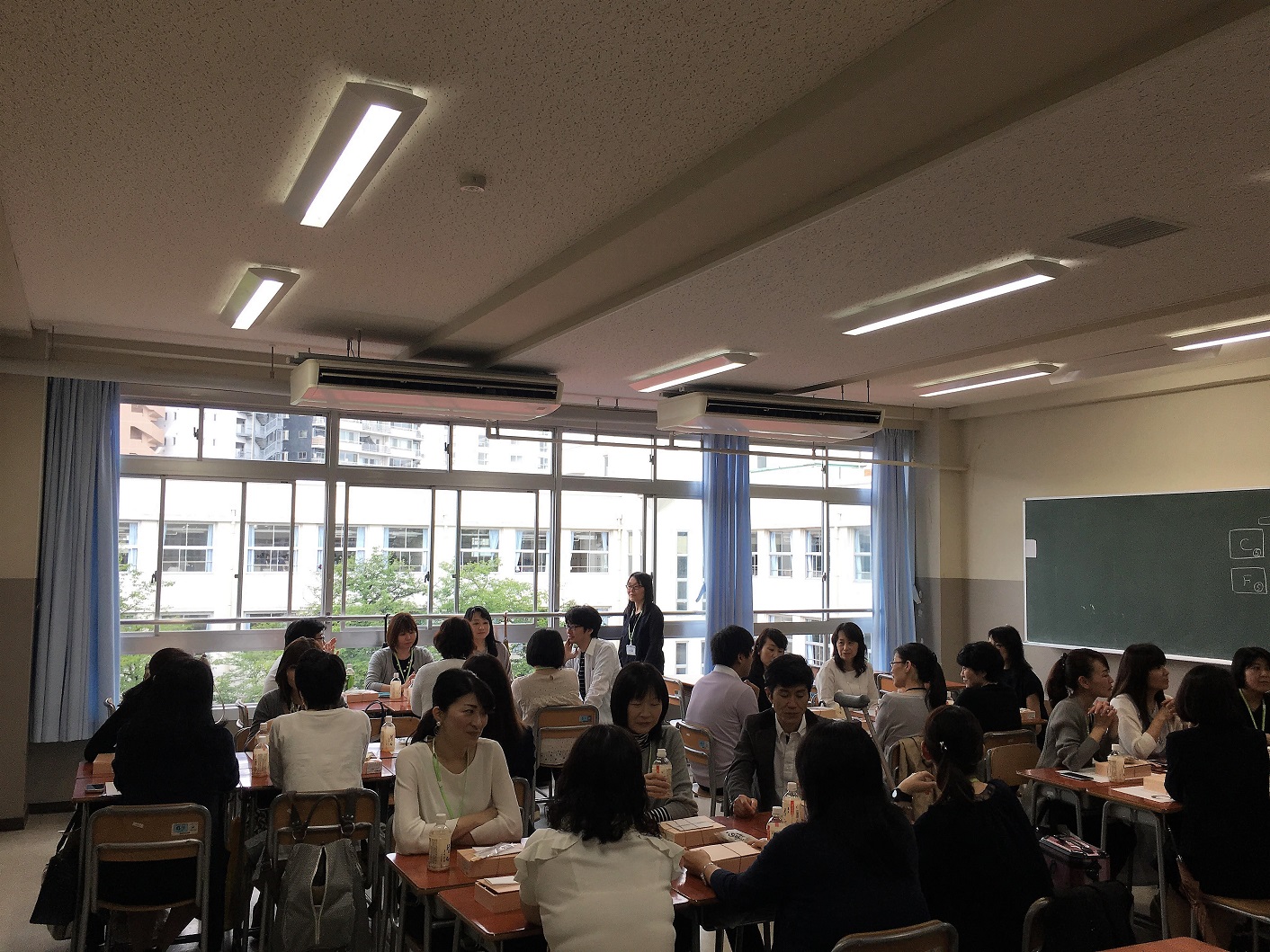 高校３年３組懇親会の様子