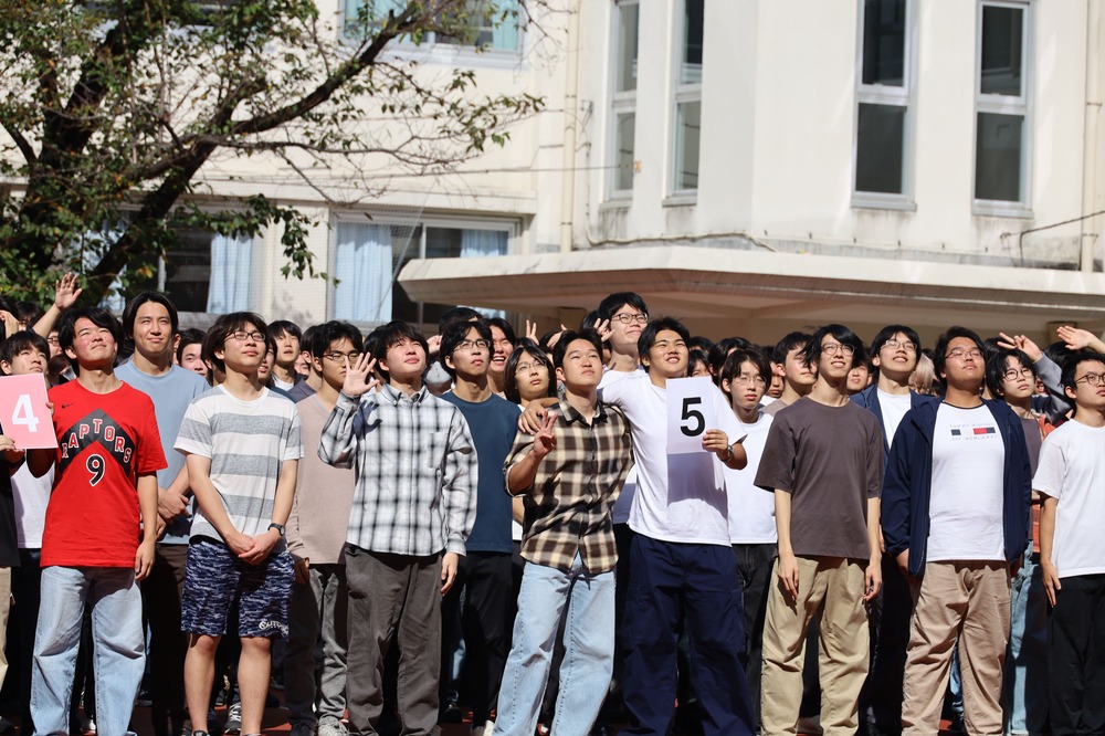 高３学年行事２日目　卒アル写真撮影＆校舎全体かくれんぼ
